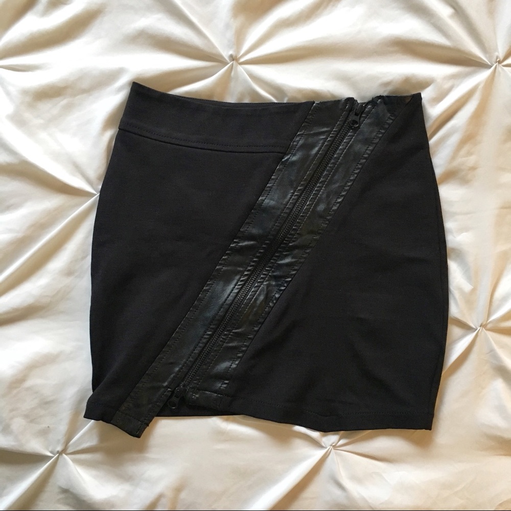 Guess mini skirt w vegan leather details